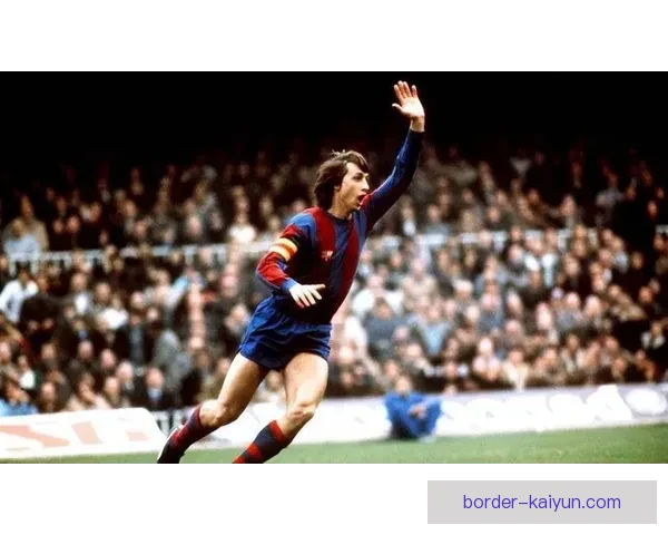 克鲁伊夫历史评价：全攻全守足球奠基人，影响深远的战术革新者